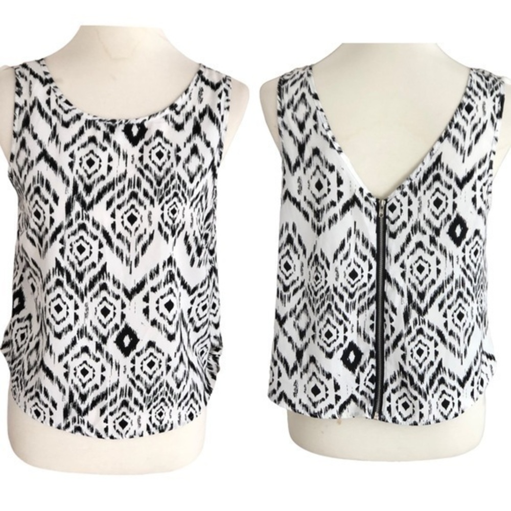 Lush sleeveless black and white top with zipper in back
